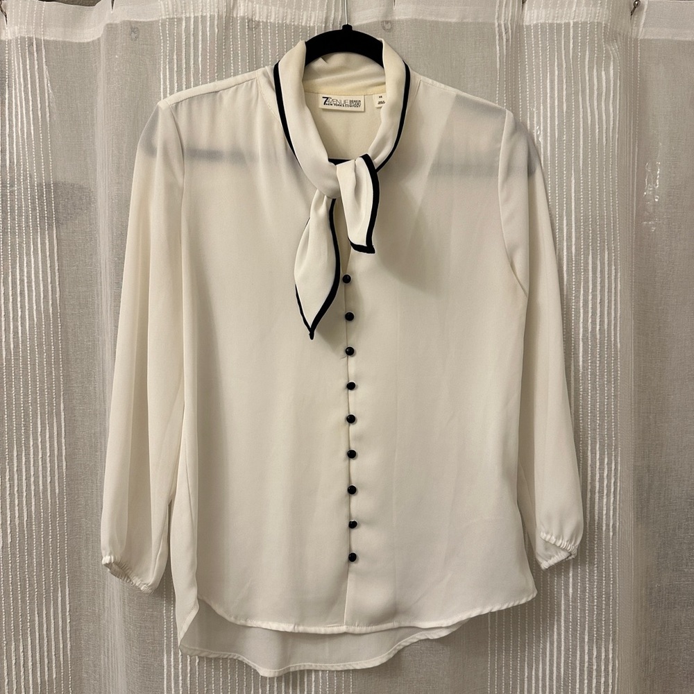 NEW YORK & COMPANY Black & White Tie-Neck Bow